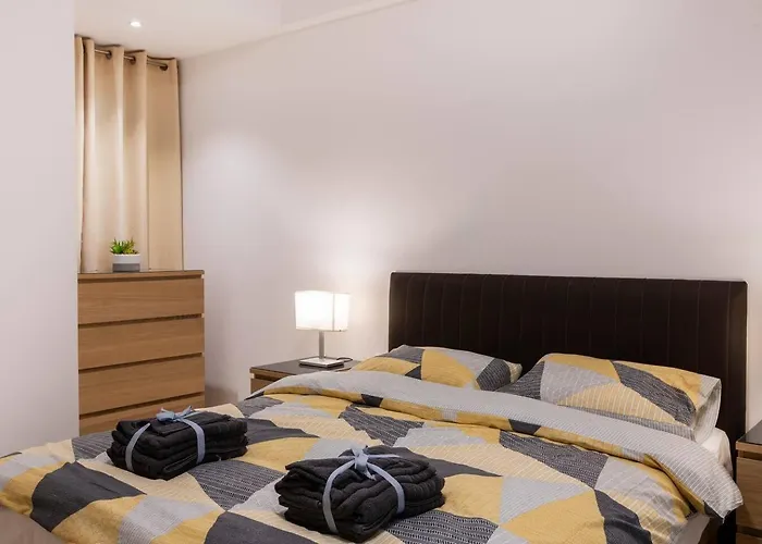 Beautiful Modern 2br *