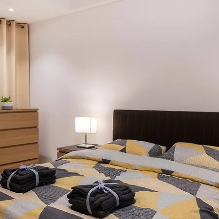 Beautiful Modern 2br *